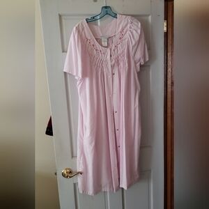 SALE... GUC Seersucker Shift Dress🩵💜